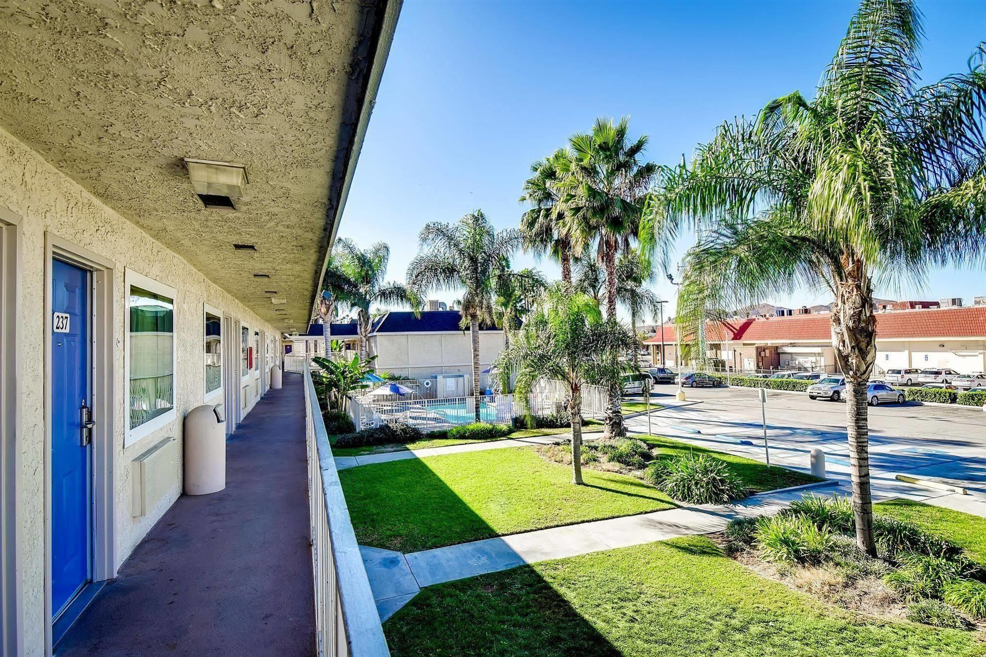 Motel 6-Riverside, CA - South Exterior foto